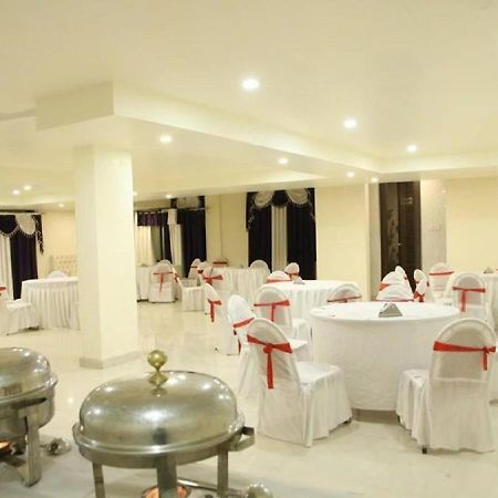 The Grand Orion Hotel Chinhat Екстериор снимка