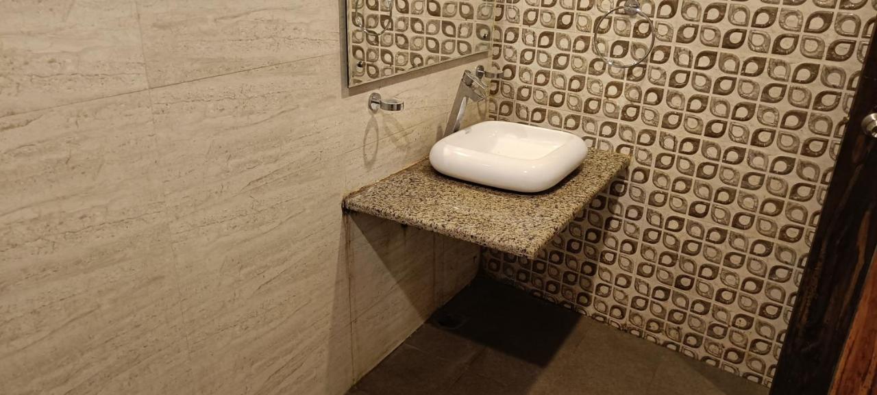 The Grand Orion Hotel Chinhat Екстериор снимка