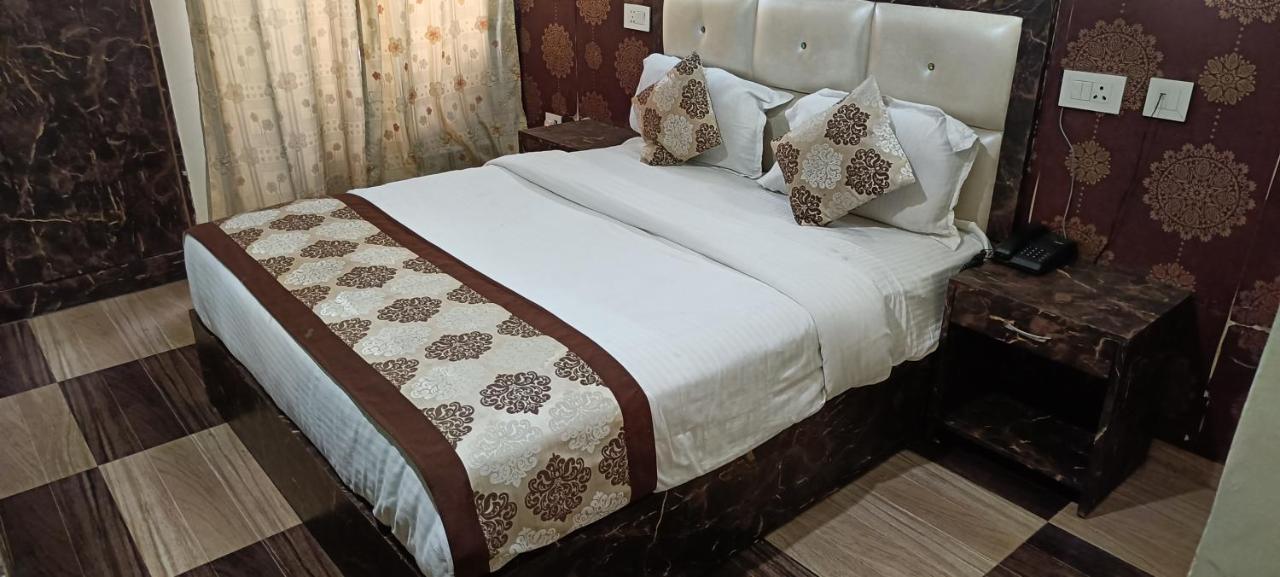 The Grand Orion Hotel Chinhat Екстериор снимка