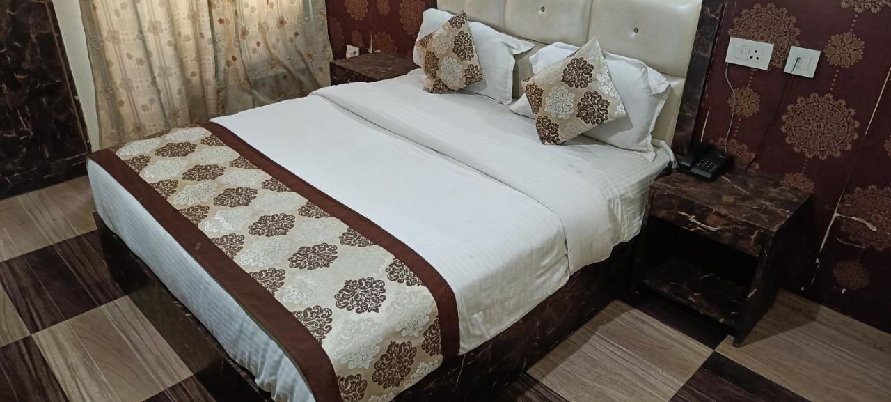 The Grand Orion Hotel Chinhat Екстериор снимка