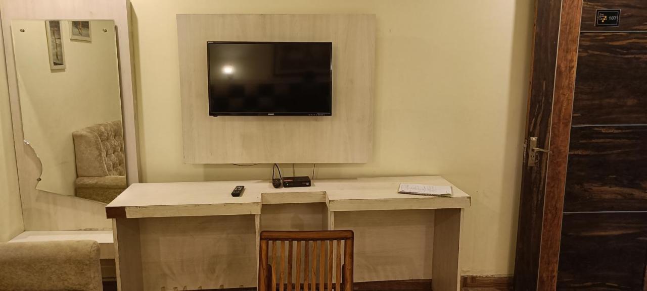 The Grand Orion Hotel Chinhat Екстериор снимка