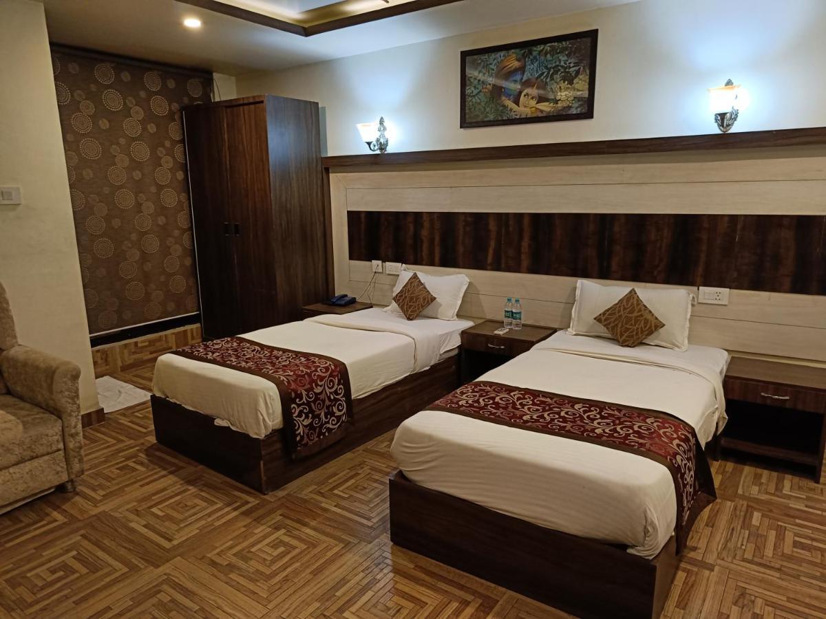 The Grand Orion Hotel Chinhat Екстериор снимка