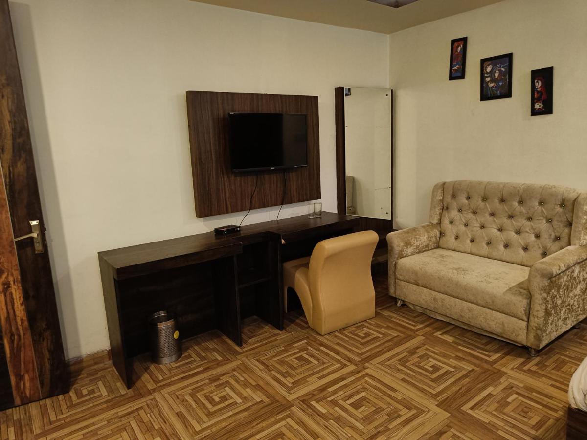 The Grand Orion Hotel Chinhat Екстериор снимка