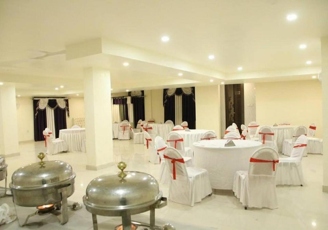 The Grand Orion Hotel Chinhat Екстериор снимка